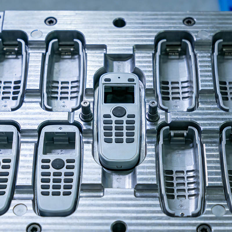 Tarkkuusruiskutusmuotti pienille, suurionteloisille kaukosäätimen koteloille